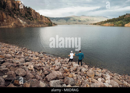 Paar auf Felsen neben Dillon Reservoir, Erhöhte Ansicht, Silverthorne, Colorado, USA Stockfoto