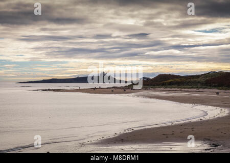 Dunstanburgh Castle und niedrigen Newton-by-the-Sea in Northumberland Stockfoto