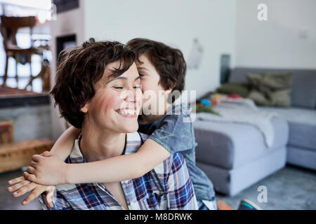 Mutter und Sohn zu Hause, Sohn umarmen Mutter Stockfoto