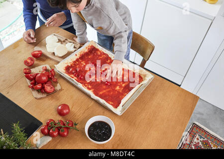 Großmutter und Enkel eine Pizza in der Küche, Erhöhte Ansicht Stockfoto