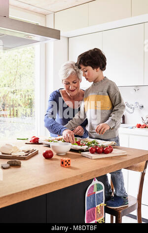 Großmutter und Enkel, Pizza zusammen Stockfoto