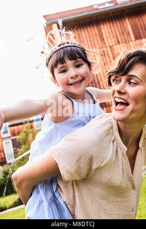 Porträt der Mutter, Tochter, Lächeln auf der Rückseite Stockfoto