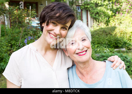 Portrait der älteren Frau mit erwachsenen Tochter, Draußen, lächeln Stockfoto