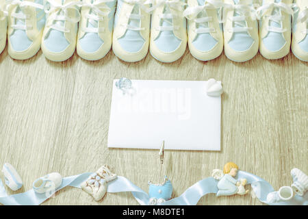 Baby Blue Stiefeletten mit kleinen niedlichen Zubehör und Weißbuch über Holz- Hintergrund für junge neugeborenen Geburtstag dusche Partei, Store hinzufügen Karte Post oder. Nach oben V Stockfoto