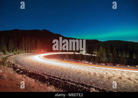 Northern Lights, leichte Spuren von Fahrzeugen auf der Straße, Vernickelt, Provincial Park, Penticton, British Columbia, Kanada Stockfoto