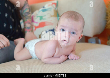 Baby Boy auf Bett liegend Stockfoto