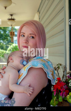 Frau mit Baby in den Armen Stockfoto