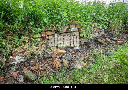 Alte einstürzende Terrakotta Ziegel Mauer. Stockfoto