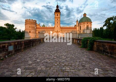 Das Schloss im Stil der Renaissance in Krasiczyn im roten Abendlicht, Polen Stockfoto