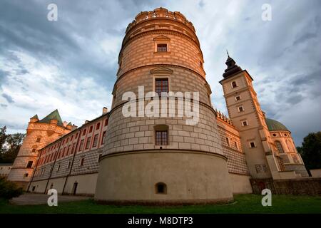 Das Schloss im Stil der Renaissance in Krasiczyn im roten Abendlicht, Polen Stockfoto