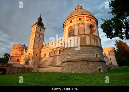 Das Schloss im Stil der Renaissance in Krasiczyn im roten Abendlicht, Polen Stockfoto