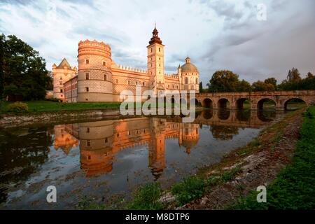 Das Schloss im Stil der Renaissance in Krasiczyn im roten Abendlicht, Polen Stockfoto