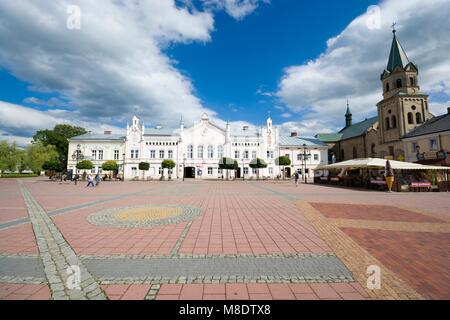 SANOK, Polen - 30. Juli: Markt mit Rathaus und Franziskanerkirche in der Altstadt am 30. Juli 2015 in Sanok, Polen Stockfoto