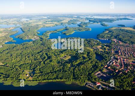 Luftaufnahme der schönen Landschaft der Masuren, Polen - tajty See auf der linken Seite, Kisajno See auf der rechten Seite, in der Mitte der Stadt Gizycko mit Boyen strong Stockfoto