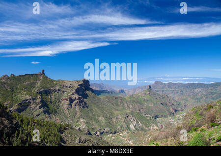 Gran Canaria, März 2018, Blick über die Caldera de Tejeda; Roque Nublo links, Roque Bentayga center, Teide auf Teneriffa rechts Stockfoto