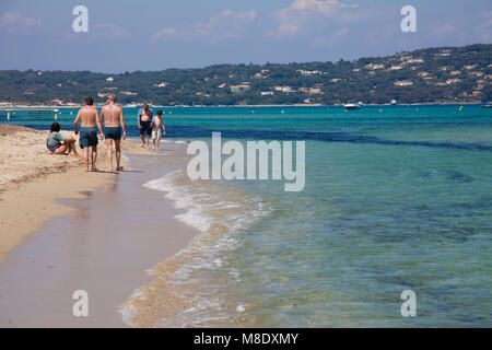 Leben am Strand am Strand von Pampelonne, beliebten Strand von Saint Tropez, Côte d'Azur, Südfrankreich, Cote d'Azur, Frankreich, Europa, Mittelmeer Stockfoto