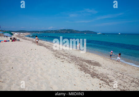 Leben am Strand am Strand von Pampelonne, beliebten Strand von Saint Tropez, Côte d'Azur, Südfrankreich, Cote d'Azur, Frankreich, Europa, Mittelmeer Stockfoto