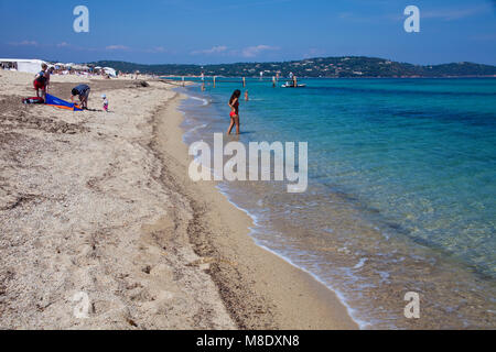 Leben am Strand am Strand von Pampelonne, beliebten Strand von Saint Tropez, Côte d'Azur, Südfrankreich, Cote d'Azur, Frankreich, Europa, Mittelmeer Stockfoto