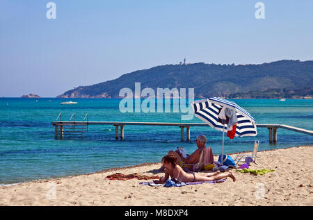 Paar Sonnenbaden am Strand von Pampelonne, beliebten Strand von Saint Tropez, Côte d'Azur, Südfrankreich, Cote d'Azur, Frankreich, Europa, Mittelmeer Stockfoto