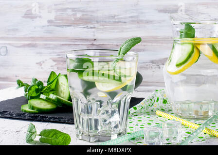 Erfrischende Gurke Cocktail, Limonade, detox Wasser in einer Brille auf einem weißen Hintergrund. Im Sommer trinken. Stockfoto