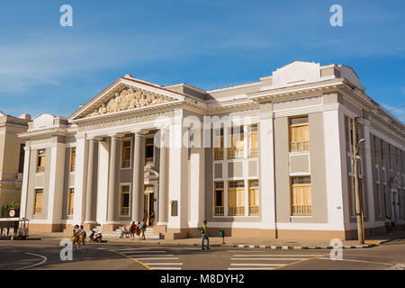 Cienfuegos, Kuba - Dezember 7, 2017: Studierende vor dem San Lorenzo Hochschule in Cienfuegos Stockfoto