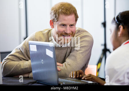 Megan Markle und Prinz Harry besucht Millennium Point in Birmingham am Internationalen Frauentag. Prinz Harry im Gespräch mit einer Schülerin. Stockfoto