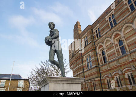 Die Statue eines jungen William Webb Ellis, der Rugby School in Rugby außerhalb der Stadt Rugby erfunden. Stockfoto