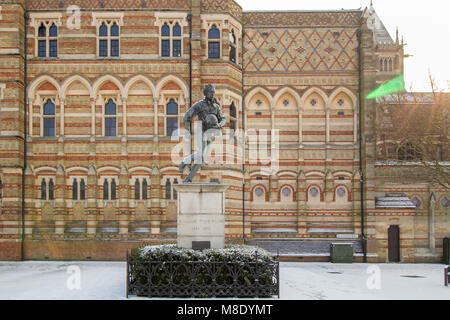 Die Statue eines jungen William Webb Ellis, der Rugby School in Rugby außerhalb der Stadt Rugby erfunden. Stockfoto