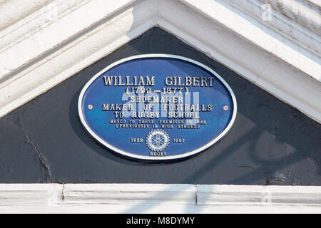 Das Zeichen über der Webb Ellis Museum im Rugby zu Ehren des Rugby Football Schuhhersteller William Gilbert. Stockfoto