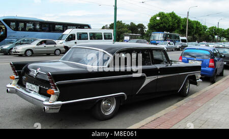 Russland, St. Petersburg - 16. Juni 2012: Sowjetische Auto des Gorki Automobilfabrik GAZ-13 "Tschaika". Das Auto war von 1959 bis 1988 hergestellt Stockfoto