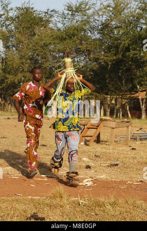 Gelede Festival in Ketou Benin, maskierte Menschen haben einen Wettbewerb mit Musik und Tanz gegen andere Dörfer Stockfoto