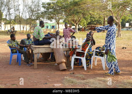 Gelede Festival in Ketou Benin, maskierte Menschen haben einen Wettbewerb mit Musik und Tanz gegen andere Dörfer Stockfoto