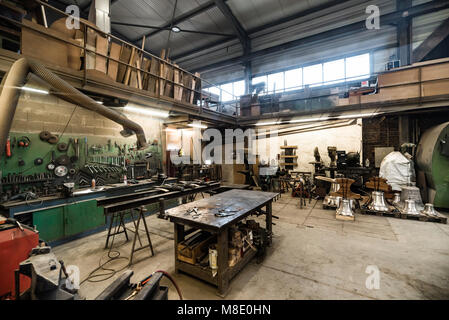 Bell Herstellung wenig Werk Indoor, Metallverarbeitung, Straßburg Stockfoto