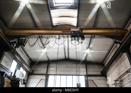 Brückenkran Indoor, wenig Metall Fabrik, Fertigungskonzept Stockfoto