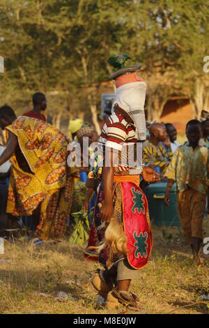 Gelede Festival in Ketou Benin, maskierte Menschen haben einen Wettbewerb mit Musik und Tanz gegen andere Dörfer Stockfoto