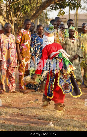 Gelede Festival in Ketou Benin, maskierte Menschen haben einen Wettbewerb mit Musik und Tanz gegen andere Dörfer Stockfoto