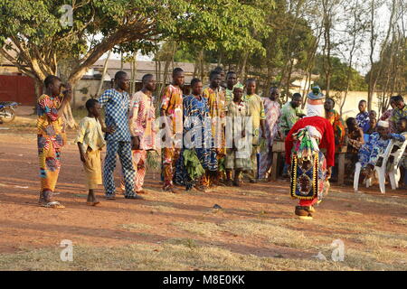 Gelede Festival in Ketou Benin, maskierte Menschen haben einen Wettbewerb mit Musik und Tanz gegen andere Dörfer Stockfoto