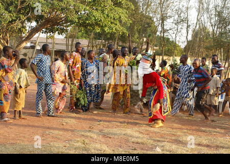 Gelede Festival in Ketou Benin, maskierte Menschen haben einen Wettbewerb mit Musik und Tanz gegen andere Dörfer Stockfoto