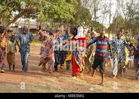 Gelede Festival in Ketou Benin, maskierte Menschen haben einen Wettbewerb mit Musik und Tanz gegen andere Dörfer Stockfoto