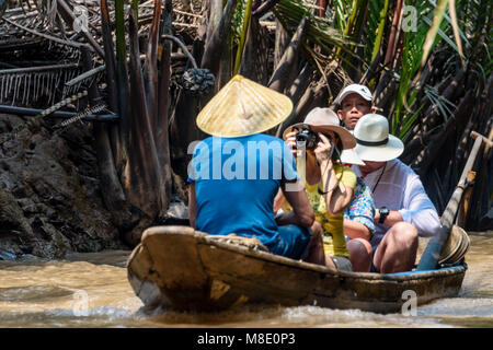 Touristen sind ein Dschungel, Fluss in Ruderbooten auf dem Meekong Delta, Vietnam genommen Stockfoto