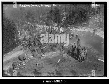 Die New Yorker Nationalgarde in Peekskill, New York, ist in diesem Bild festgehalten und spiegelt die militärische Präsenz und Aktivitäten in der Region während des frühen 20. Jahrhunderts wider. Stockfoto