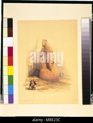 Dieses Bild zeigt eine der beiden kolossalen Statuen von Rameses II. Am Eingang des Tempels von Luxor, wie David Roberts, ein bekannter britischer Künstler, dargestellt hat. Diese Statuen sind ikonische Darstellungen der altägyptischen Architektur und Kunst. Stockfoto