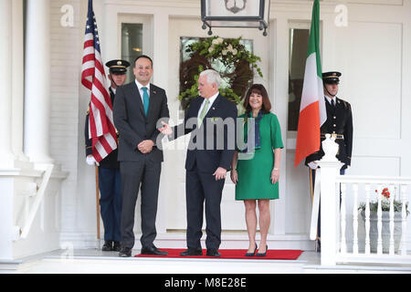 Irische Premierminister Leo Varadkar wird von US-Vizepräsident Mike Pence begrüßt und Frau Karen zu einem Frühstück Veranstaltung im Vizepräsident Residenz in Washington DC, USA. Stockfoto