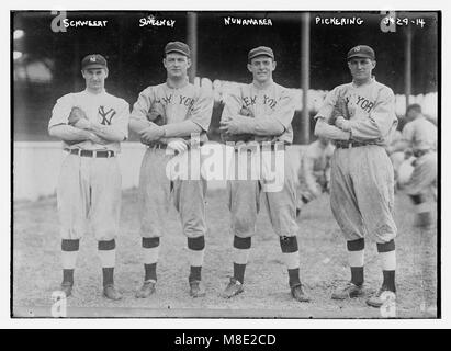 Pi Schwert, Ed Sweeney, Les Nunamaker und Arthur Pickering, ein halbprofessionelles Baseballteam aus New York AL, werden in Aktion dargestellt. Das Foto zeigt einen Moment aus ihrer sportlichen Karriere und zeigt ihre Teilnahme am Semi-Pro-Baseball während des frühen 20. Jahrhunderts. Stockfoto