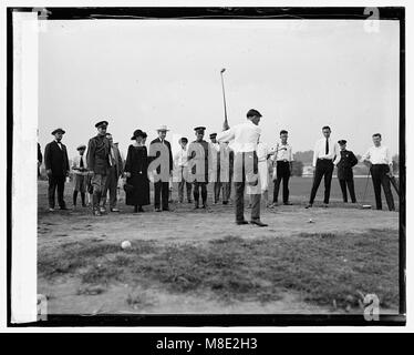 Präsident Calvin Coolidge und Mrs. Coolidge werden auf den Golflinks fotografiert und genießen am 31. Juli 1924 einen Moment der Freizeit, der das Leben des Präsidenten außerhalb der offiziellen Pflichten widerspiegelt. Stockfoto