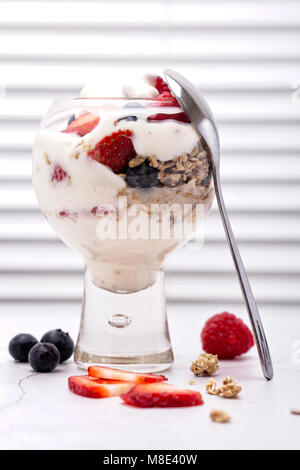 Erdbeere, Rasberry und Blackcurrent Parfait auf einem urigen weißer Hintergrund Stockfoto
