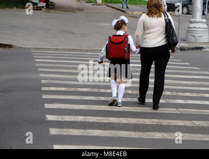 Mom ist ein Mädchen in der ersten Klasse Stockfoto