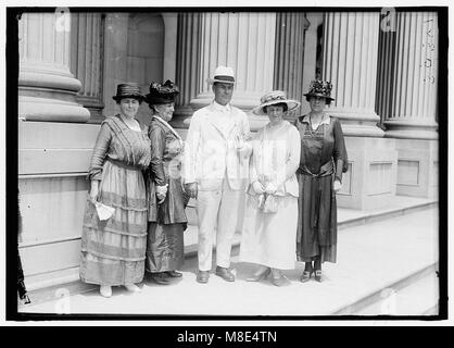 Ein historisches Foto von Suffragetten im US-Kapitol, das sich für das Wahlrecht der Frauen einsetzt. Das Bild fängt einen wichtigen Moment in der Frauenwahlrechtsbewegung des frühen 20. Jahrhunderts ein. Stockfoto