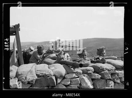 Britische Militär Camp bei KLM. 41, Lubban-Nablus Rd. Britische Truppen auf Beobachtungsposten mit Gewehren, Maschinengewehren und Flare-Lichter, Aussicht in Richtung Sinjel aus Höhe über Lubba (n) LOC 18723 matpc. Stockfoto