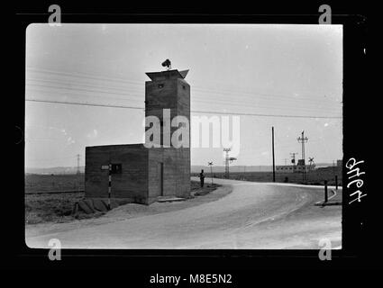 Ein detaillierter Blick auf das Betonhaus an der Kreuzung Haifa-Acre. Das Bild bietet einen genaueren Blick auf die Infrastruktur und das architektonische Design dieses wichtigen Knotenpunkts. Stockfoto